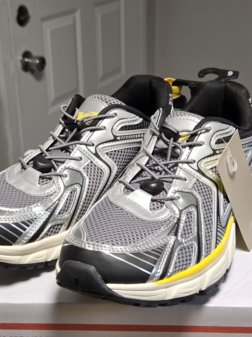 Avia Men's Gray and Yellow Athletic Sneakers
